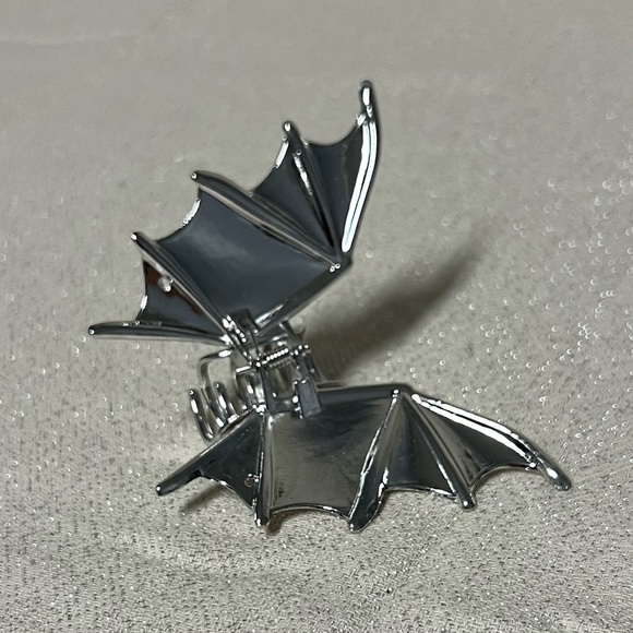 Metal Bat Wing Claw Clip, Silver Tone - Picture 5 of 5